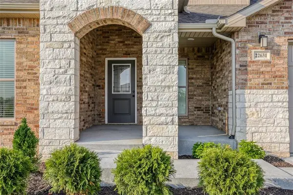 18430 W 195th TER, Spring Hill, KS 66083
