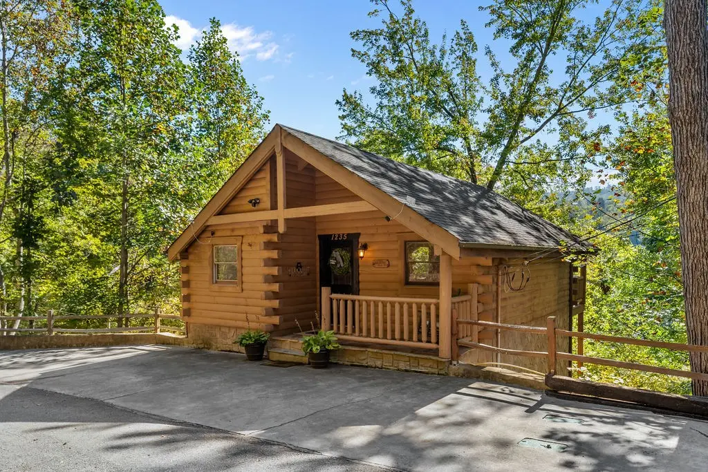 1235 Honeysuckle Ln, Sevierville, TN 37876