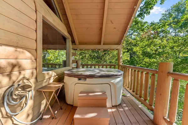1235 Honeysuckle Ln, Sevierville, TN 37876