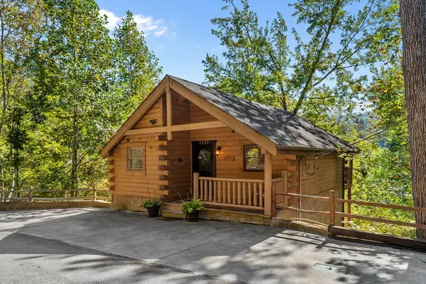 1235 Honeysuckle Ln, Sevierville, TN 37876
