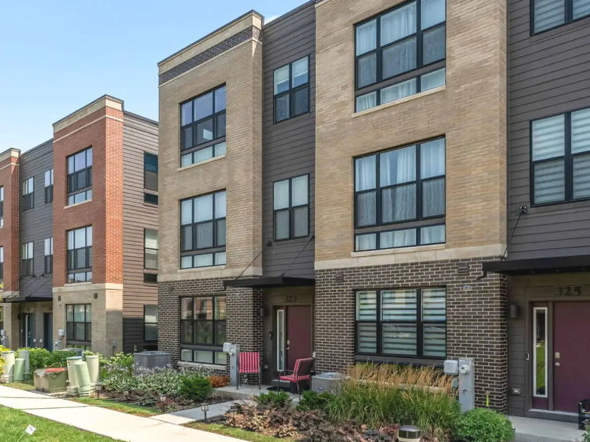 323 Summit CIR, Lombard, IL 60148
