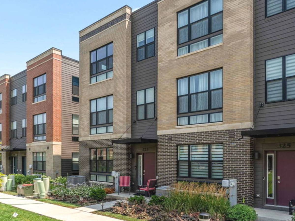 323 Summit CIR, Lombard, IL 60148