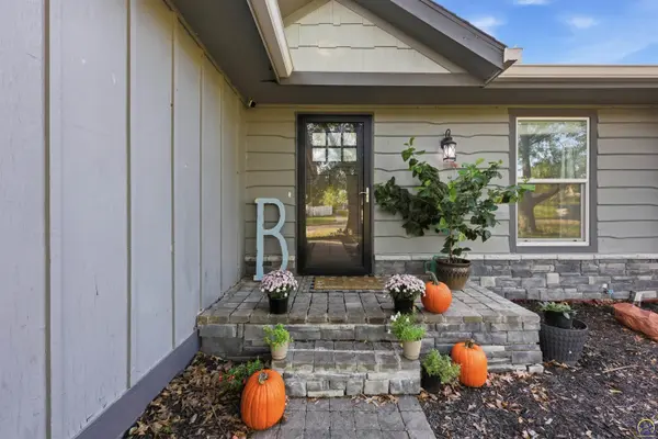 1736 SE 36th TER, Topeka, KS 66605