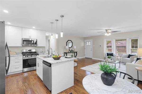 1542 N Hanley RD, University City, MO 63130