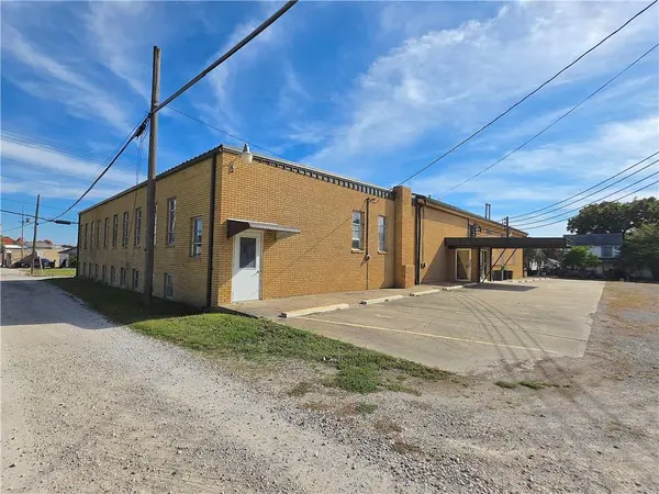 417 S Walnut ST, Garnett, KS 66032