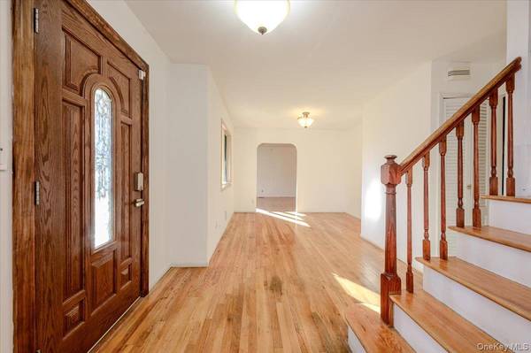 21 Shelton CT, Commack, NY 11725