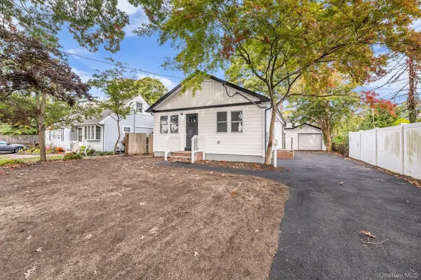 11 W Hemlock ST, Islip, NY 11751