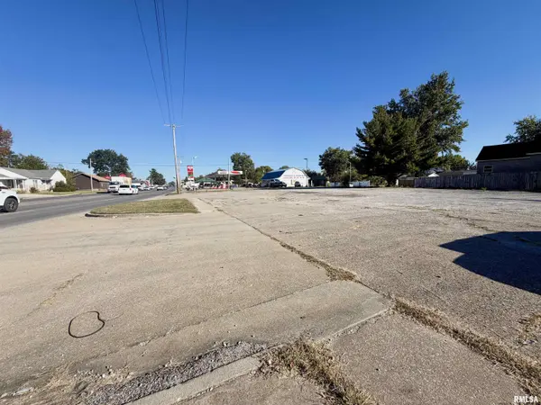 303 E DeYoung ST, Marion, IL 62959