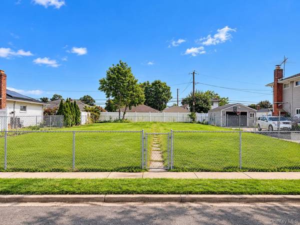 2419 Cedar ST, Seaford, NY 11783