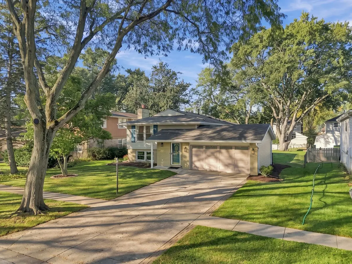 1708 N Mura LN, Mount Prospect, IL 60056