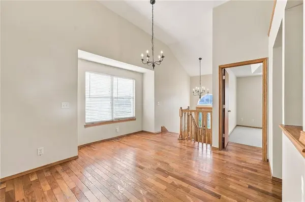 200 SW Chartwell DR, Lee's Summit, MO 64082