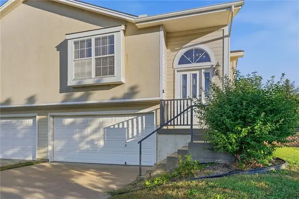 200 SW Chartwell DR, Lee's Summit, MO 64082