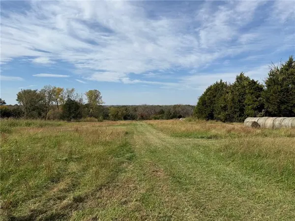 8840 Waverly RD, De Soto, KS 66218