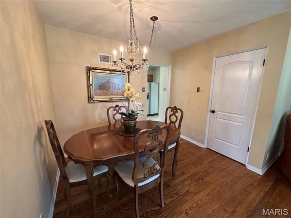 8851 Glen Rose DR, Crestwood, MO 63126