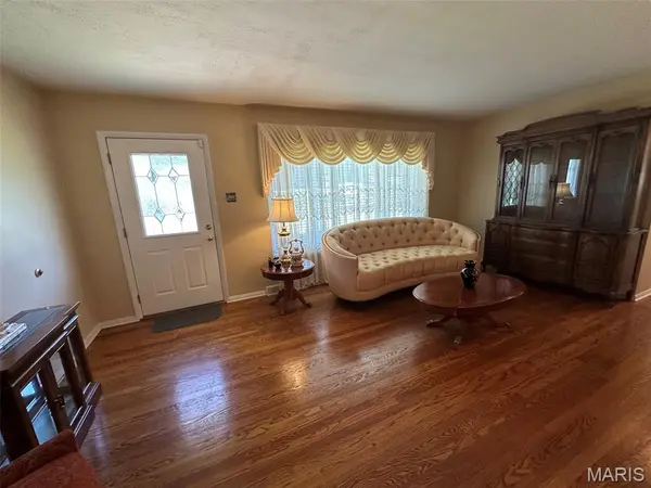 8851 Glen Rose DR, Crestwood, MO 63126