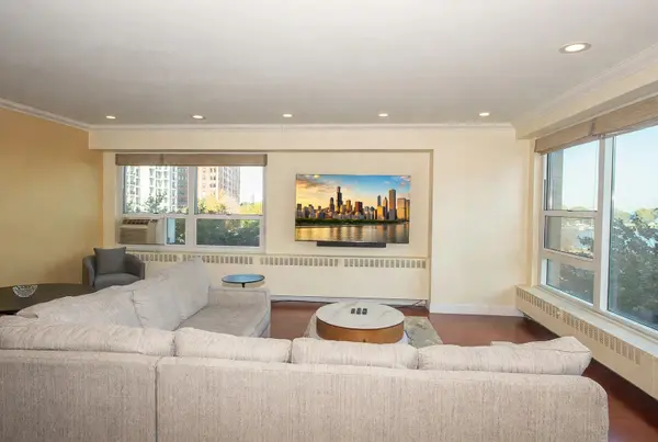 3180 N Lake Shore DR #4H, Chicago, IL 60657