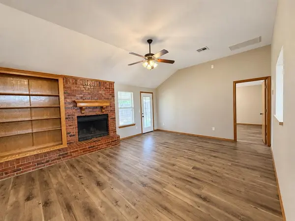 712 McConnell DR, Yukon, OK 73099