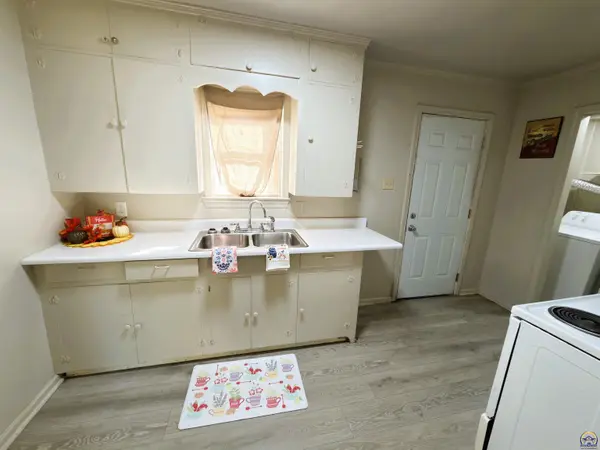 2046 SW Lincoln ST, Topeka, KS 66604