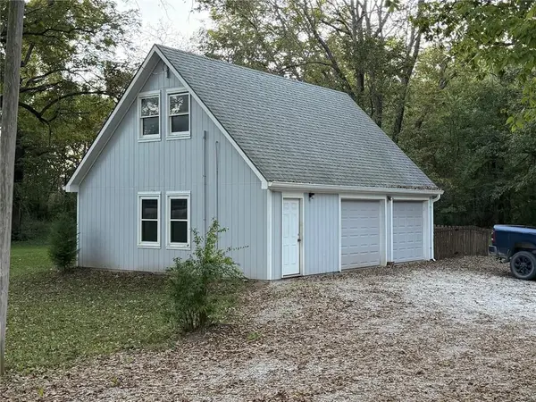 787 E State Route J HWY, Peculiar, MO 64078