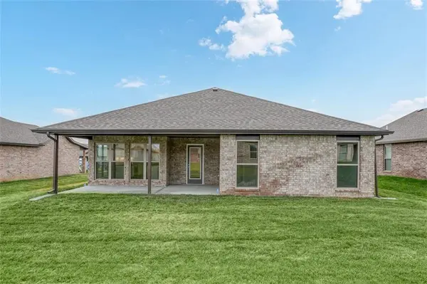 18435 W 195th TER, Spring Hill, KS 66083