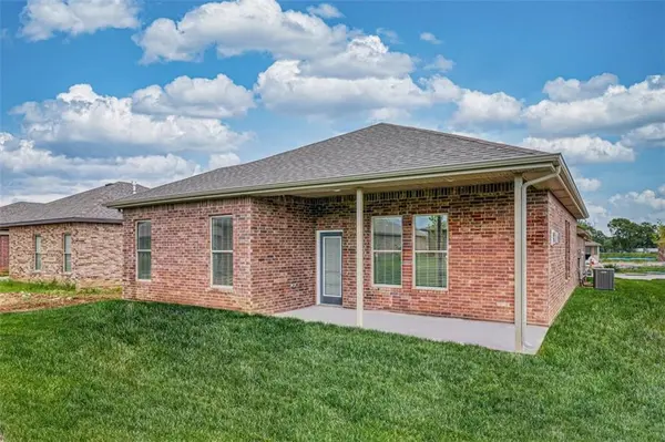 18565 W 195th TER, Spring Hill, KS 66083
