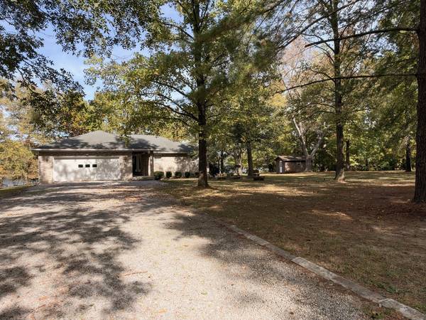 15473 Lake Moses LN, Benton, IL 62812