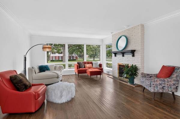 282 Stonegate RD, Clarendon Hills, IL 60514