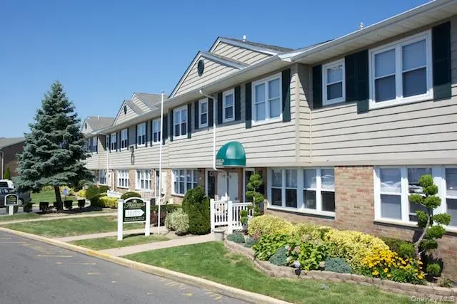1355 Roanoke AVE #11RA, Riverhead, NY 11901