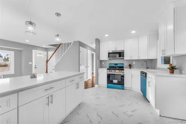 454 N Indiana AVE, Lindenhurst, NY 11757