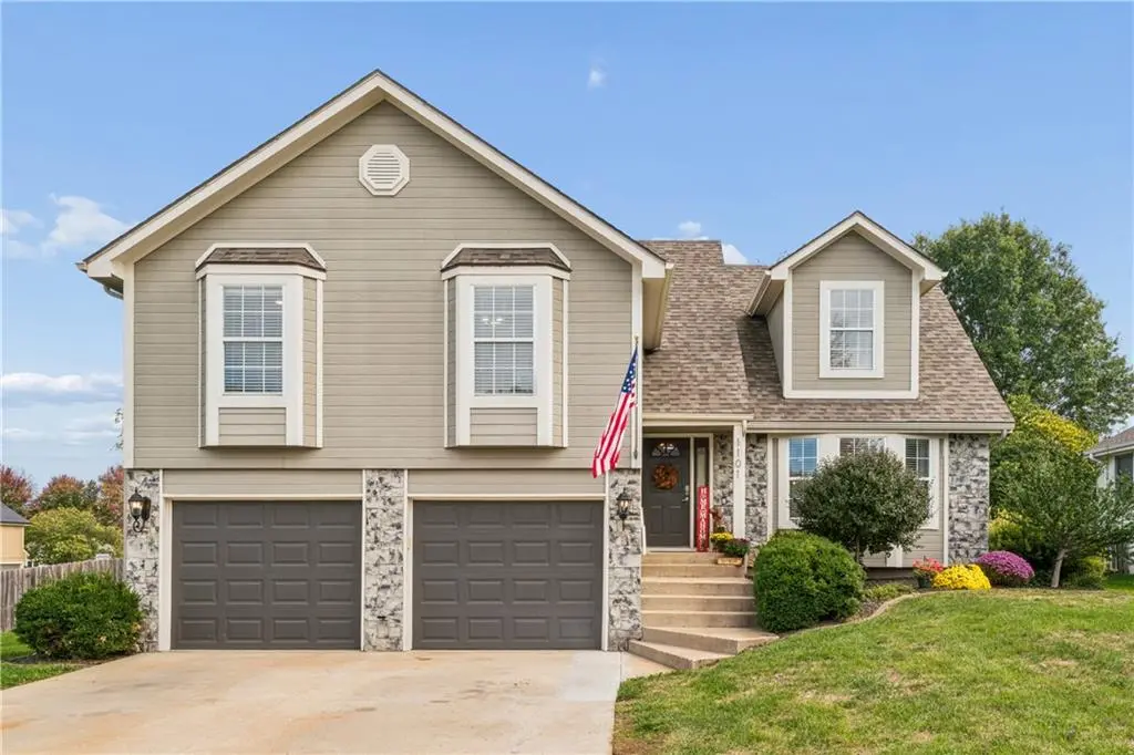 1101 SE Windstar DR, Lee's Summit, MO 64081
