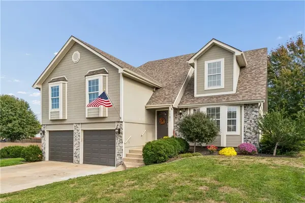 1101 SE Windstar DR, Lee's Summit, MO 64081