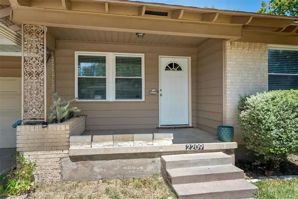 2209 Costa Mesa Drive, Dallas, TX 75228
