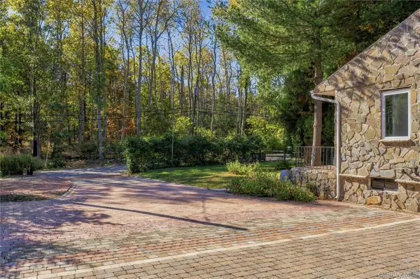 27A Deer Leap RD, Ridge, NY 11961