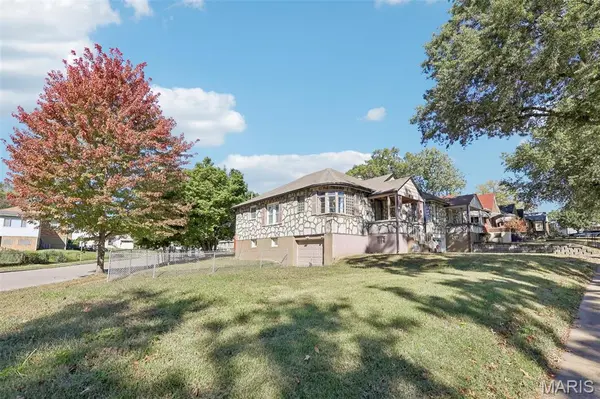 3201 Capehart DR, St Louis, MO 63121
