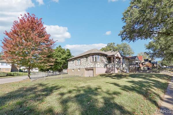 3201 Capehart DR, St Louis, MO 63121