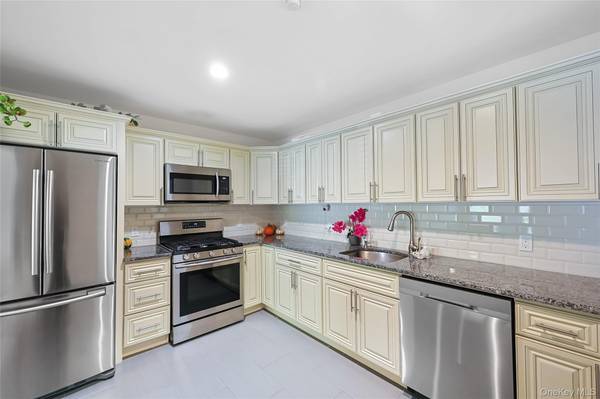 80 Leeward CT #80, Port Jefferson, NY 11777