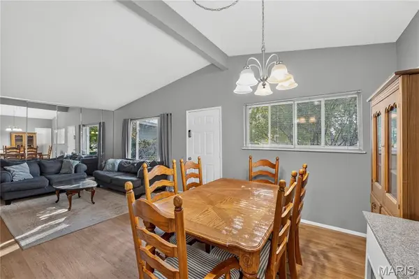 1365 Parakeet LN, Florissant, MO 63031