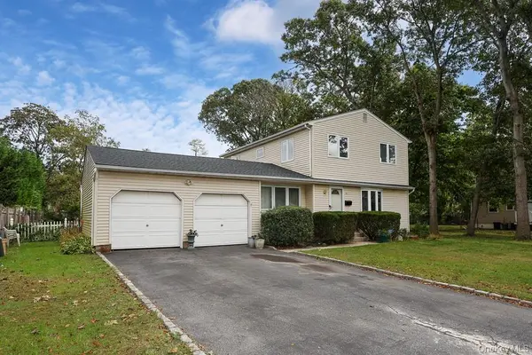 6 Pineview BLVD, Central Islip, NY 11772