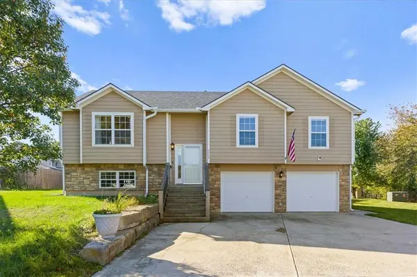 2704 E Hickory CT, Tonganoxie, KS 66086