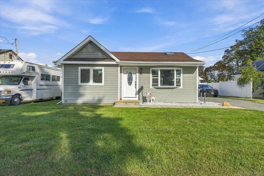 21 Birs AVE, Lindenhurst, NY 11757