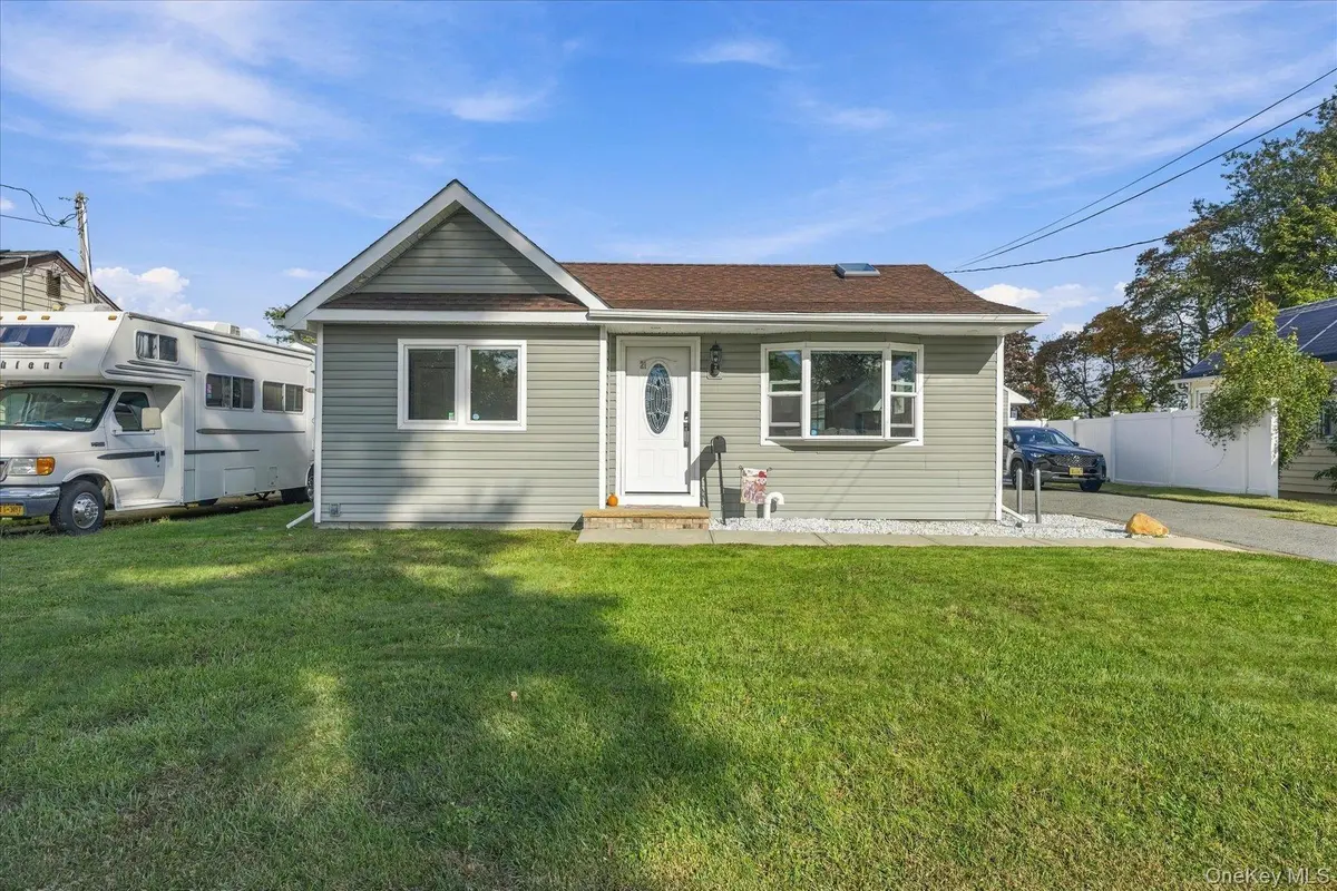 21 Birs AVE, Lindenhurst, NY 11757