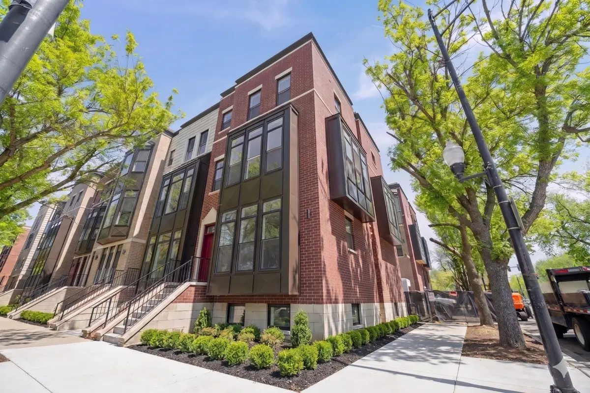 3245 S Calumet AVE, Chicago, IL 60616
