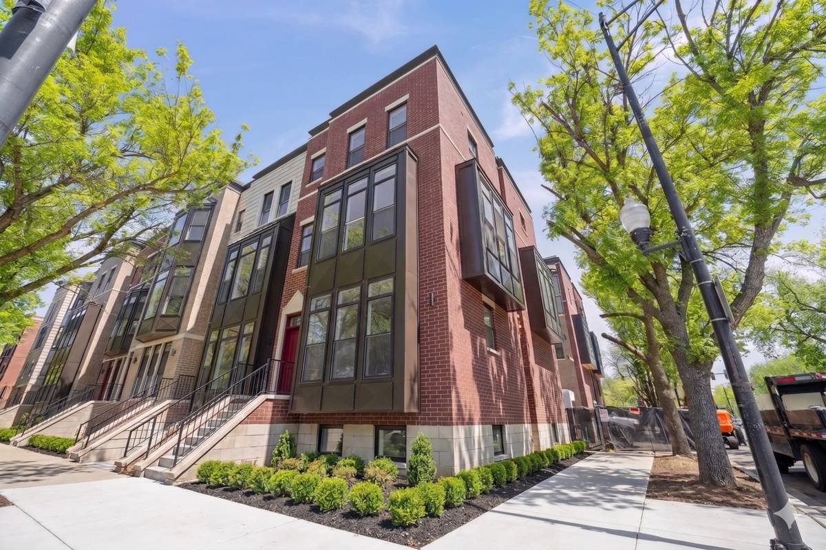 3245 S Calumet AVE, Chicago, IL 60616