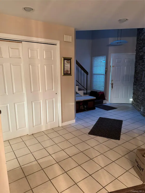 124 Fairfield DR, Holbrook, NY 11741