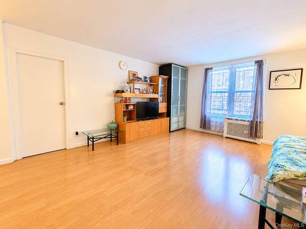 4107 Bowne ST #5N, Flushing, NY 11355
