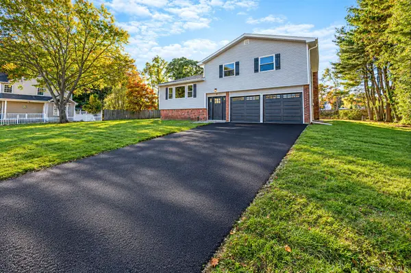 10 Starling CT, Coram, NY 11727