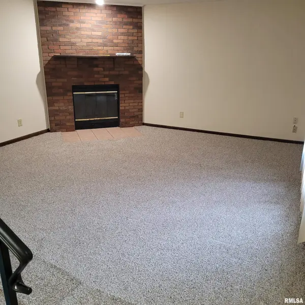 2202 E Hazel Dell DR, Springfield, IL 62703