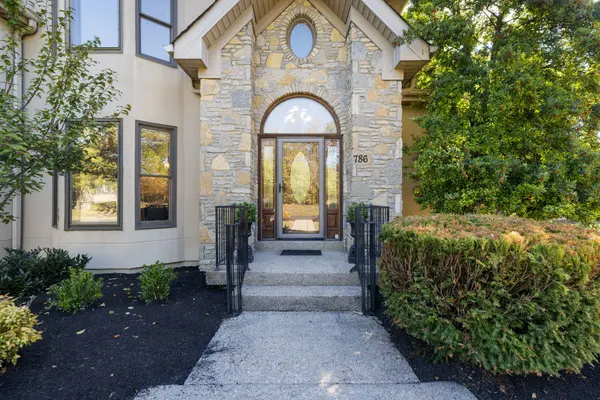 786 Peach Orchard Dr, Nashville, TN 37204