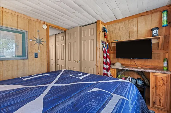 372 Mohican LN, Lampe, MO 65681