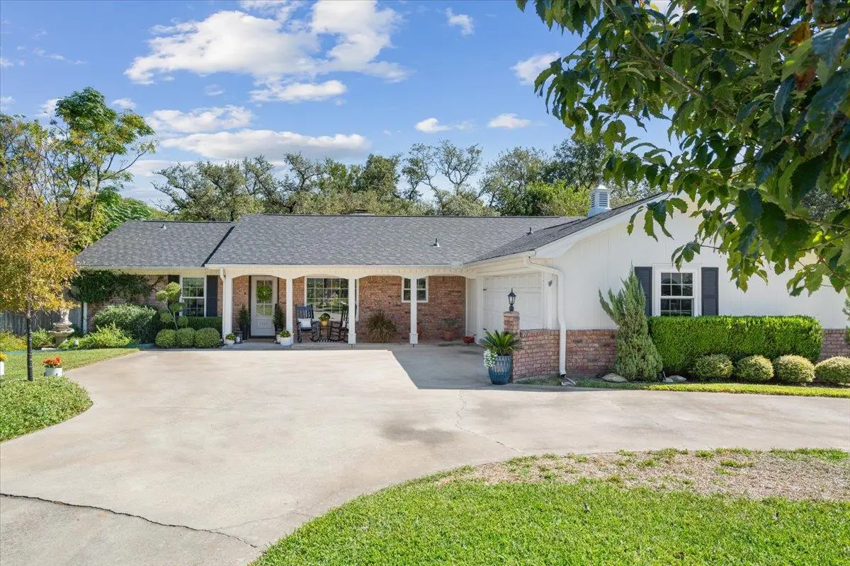 717 Whispering Oaks DR, Salado, TX 76571